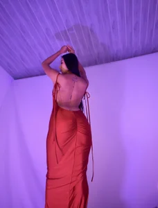 Iris_Thompson_ red is love 🌹 Pic