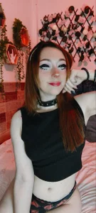 Amber_prada Black Crop Top Ass Tease Foto 4