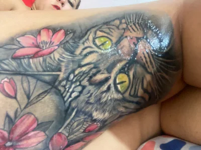 camile_milf I don't like tattoos, I did it to hide a defect that I have in one leg , Other tattos I didby "Token Pic 4