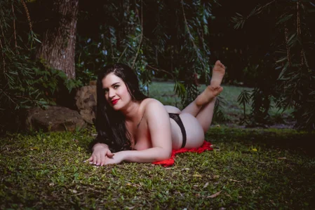 LenaRuiz_ 𝗬𝗼𝘂 𝗳𝗶𝗻𝗱 𝗺𝗲 𝗶𝗻 𝘁𝗵𝗲 𝘄𝗼𝗼𝗱𝘀?🔥🌲 Pic 3