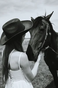 AlbaMesick W/B with horse Gambar 3