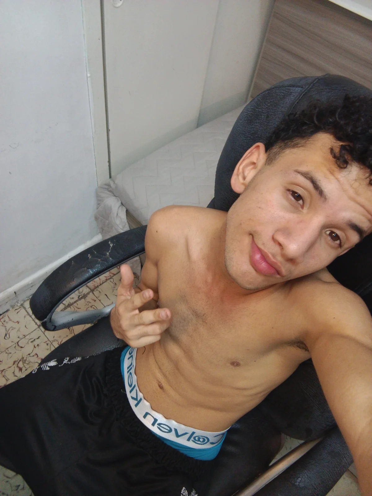 Трендове зображення  9885 JDWhite18