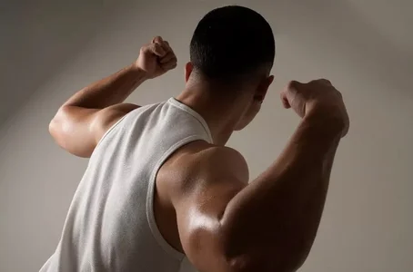 Caress my arms💪🏽👄