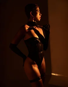 Alice_Barry "Where art is dressed in skin, and elegance becomes a look. 圖片 2