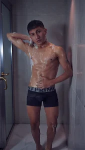 bathroom task 🛀🏽🫠 de oliver_mr_  Imagens