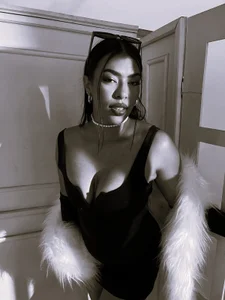 Mistress Riri B/W 🫦 de RiriiBrunette__  7 Imagens
