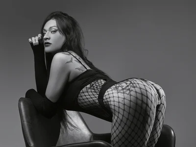 Niicol_Bossy sexy milf Bilde 9