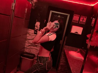 Emily_hotsexy19 Public Pic 3