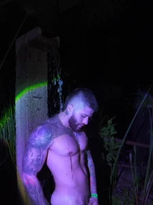 Frank_FarrellのShower at nightの枚の写真