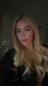 Blonde-Bella-XX Public 사진 5