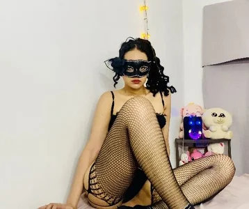Jennifervan De negro 👀🖤 사진 2