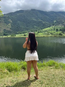 Zara_Snow taking a walk around the lake Immagine  6