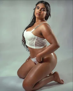 Kim_roussee White Bilde