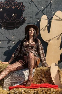 EmmaLawrens 𝚃𝚑𝚎 𝚋𝚎𝚜𝚝 𝚌𝚘𝚠𝚋𝚘𝚢 𝚍𝚊𝚢 Pic 5