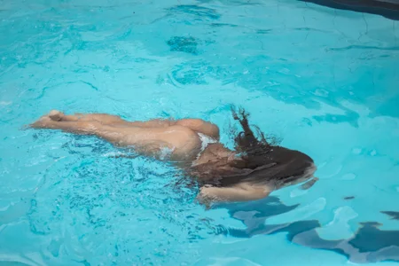 Anna_Joness Swiming pics Gambar 5