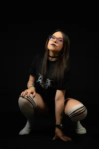 Sexy mature woman in love with the color black. Get ready to enjoy the best show 🖤 od Evangelinejoness_  2 snímek