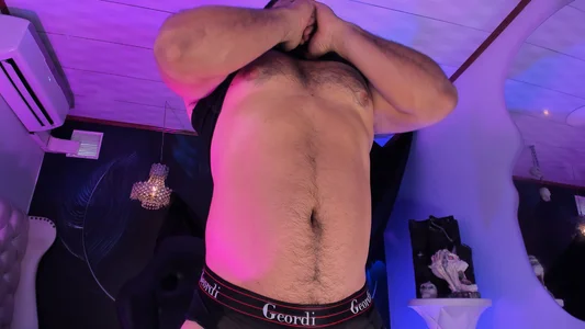 MichaelBear_のI WENT FOR A JOG, I DIDN'T SHOWER, I GOT HOME AND WANTED TO HAVE A LITTLE FUN 😏😈🔥の 4枚の写真