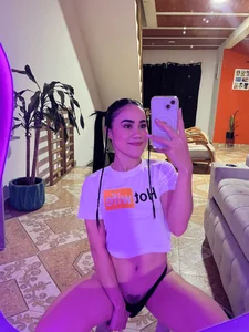 Lizzy_kanee in love with me 🥰  6 снимка