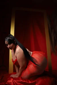 Keyla_Smitth crimson red Pic