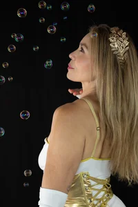 Between the heavens and desire, this irresistible goddess reigns. 🤍🔥 de Catalina_Model Foto