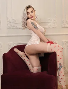 HugeBoobsAlice i can also be soft, but my wild part always win🤭 รูป  4