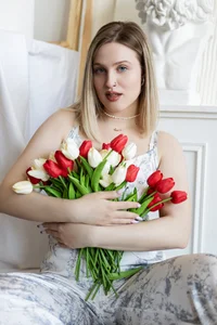 Sassy_Talkin_: All girls like flowers (that's a hint). ( 3 фото)