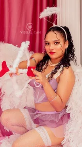 ValeriaJulio_ kullanıcısının Today I’m not giving out chocolates… I’m giving out desire 😈💋 albümü -  4 fotoğraf