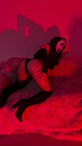 Alisson_Beckett Trick or tease?   🎃 Dare to play with me under the moonlight… 💄🖤 Foto 8