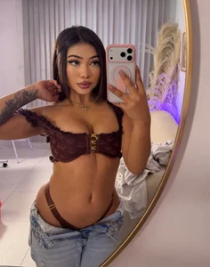 CharlotteBlair- Public slika 2