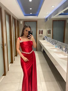 EmilyNovaaRedDress Bild