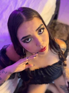 sarah_and_taylor BLACK MAKE UP 🥵 Pic 2