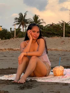 CorrinaThachGolden Hour图片