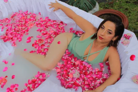 zoey_carter1 between roses Pic 2