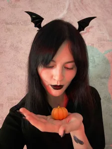 Trick or Tease... Which One Do You Want? od FakeLamb  snímek