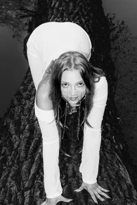 JennyPortman Black and white 🫦  2টি ছবি