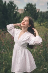 AmiLewis The grass tickles my heels😜 Pic