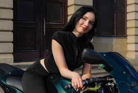 sexy brunette on motocycle de vanilla_bunny  photos