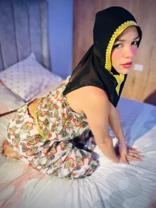 I cause with each curve ... do you dare to follow me? od SofiaRivera1  6 snímek