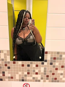 Nyla_xox 🛸 Shape shifting 😇 Foto 8