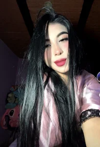 ariella_lov Kiss Pic