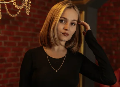 BritnieCuteSecrets in Red Light Bild