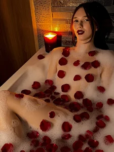 I love wine in the bath with rose petals de JenniferRousey Foto 3