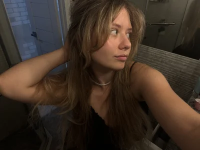Milounee My hair is so long when I straighten it Poză 5