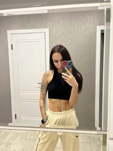 NicoleMerz Public slika 4