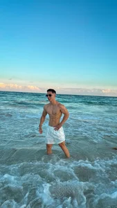 MAXTHOMSON Sea, sunset, and temptation 😈 Hình 4