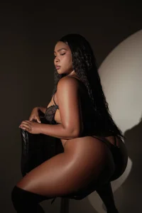 madisoncurt_ Playing with shadows Foto 3