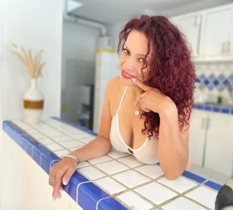 Kasandra_Gomez They say looks say it all… so come a little closer and tell me what you think I'm thinking. Pic