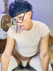HungLatinoFemboy Hung bottom riding the dildo 😈 Fotka 3