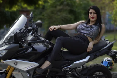 JuliaDawson_ I love motorbikes Pic 4