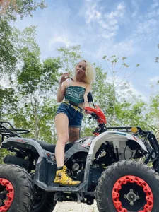 SusieandLacey: ATV Jungle Ride ( 2 фото)